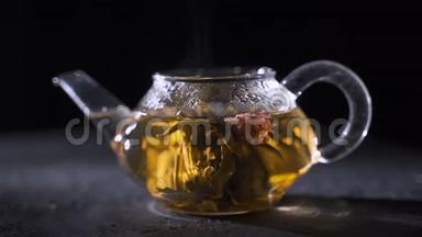 茶叶酿造。 干茶叶用开水淹没.. 绿茶叶在玻璃壶中旋转。